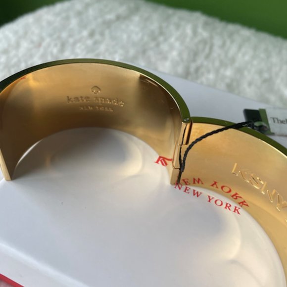 kate spade x Darcel | Donut Taxi Magnetic Hinged Bangle - Picture 9 of 11